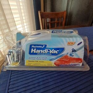 Reynolds Handi Vac Sealer With Starter Bags NEW